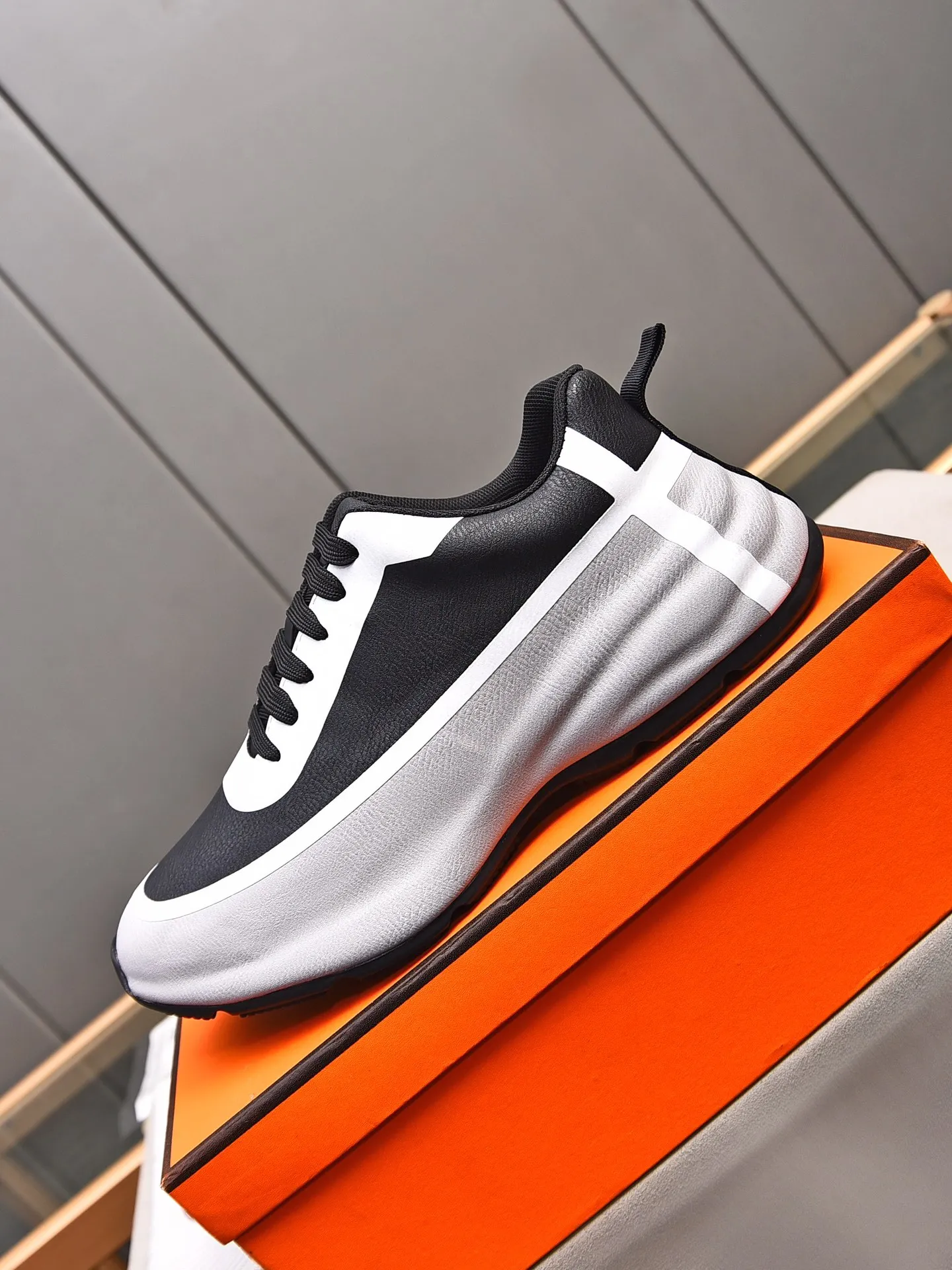 Men's shoes 💰560 [Hermes] New sports shoes Hermès are the most comfortable shoes, no one else⃣️, very light on the feet and very good-looking, you will not feel tired when you go shopping and running around 👍 Very light and comfortable, extremely light, suitable for both sports and leisure, and feel great when stepping on them! It’s up to you to choose, there’s always what you want~ ✔️Material: imported first-layer cowhide ✔️Inner lining: breathable mesh ✔️Outsole: genuine leather bottom ✔️Size: Men’s 38-44 (45 custom-made)